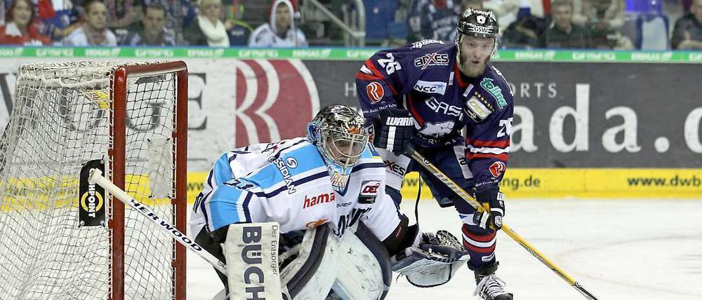 Gleich schlägt's ein. Florian Busch wartet vor seinem Tor zum 3:0 auf den Pass von Mark Bell (nicht im Bild).