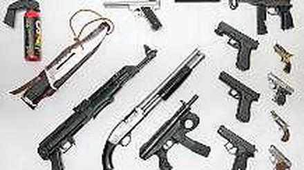 Die von der Polizei sichergestellten Waffen.