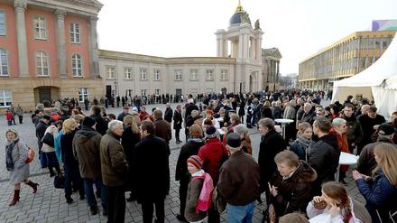 In langen Schlangen standen die Besucher am Wochenende vor dem neuen Landtag im Stadtschloss Potsdam. Im Hintergrund ist das Fortunaportal zu sehen. Bis Sonntagabend hatten rund20 000 Menschen Gelegenheit, den Parlamentsbau im historischen Gewand des alten Preußischen Stadtschlosses bei Tagen der Offenen Tür zu besichtigen.Die erste reguläre Sitzung des Landtags findet am 22. Januar statt.