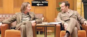 Ernst von innen, komisch von außen: Wes Anderson unterhält sich am Set von "Grand Budapest Hotel" mit Schauspieler Jude Law (rechts)