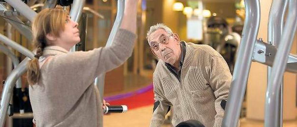 Aufgeben kommt nicht infrage. Orazio Giamblanco, 72, benötigt regelmäßiges Training, seit er vor 17 Jahren Opfer einer Gewalttat wurde. Eine Physiotherapie bekommt er zur Zeit nicht. Die Tochter seiner Lebensgefährtin hilft, wo immer sie kann. 