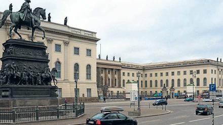 Die Humboldt-Universität von der Straße Unter den Linden aus gesehen.