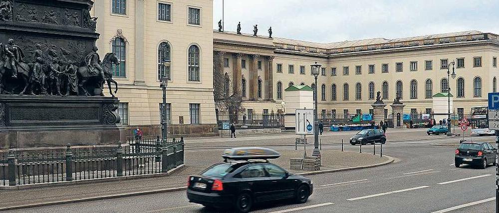 Die Humboldt-Universität von der Straße Unter den Linden aus gesehen.