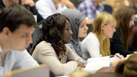 Gemeinsam studieren. Der Anteil von Frauen mit ausländischen Wurzeln ist an deutschen Universitäten nach wie vor gering. Spezielle Programme sollen helfen, mehr von ihnen für ein Studium zu begeistern. 