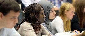 Gemeinsam studieren. Der Anteil von Frauen mit ausländischen Wurzeln ist an deutschen Universitäten nach wie vor gering. Spezielle Programme sollen helfen, mehr von ihnen für ein Studium zu begeistern.