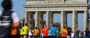 Bei schönstem Wetter ist der 34. Berliner Halbmarathon gestartet.