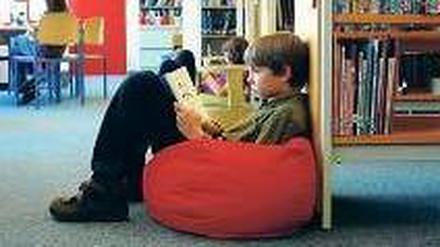 Gemütlich. Büchereien haben viele Angebote für Kinder. 