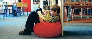 Gemütlich. Büchereien haben viele Angebote für Kinder. 