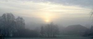 Sonnenaufgang. Nur langsam kämpft sich die Sonne durch den Hochnebel dieser niedersächsischen Landschaft. 