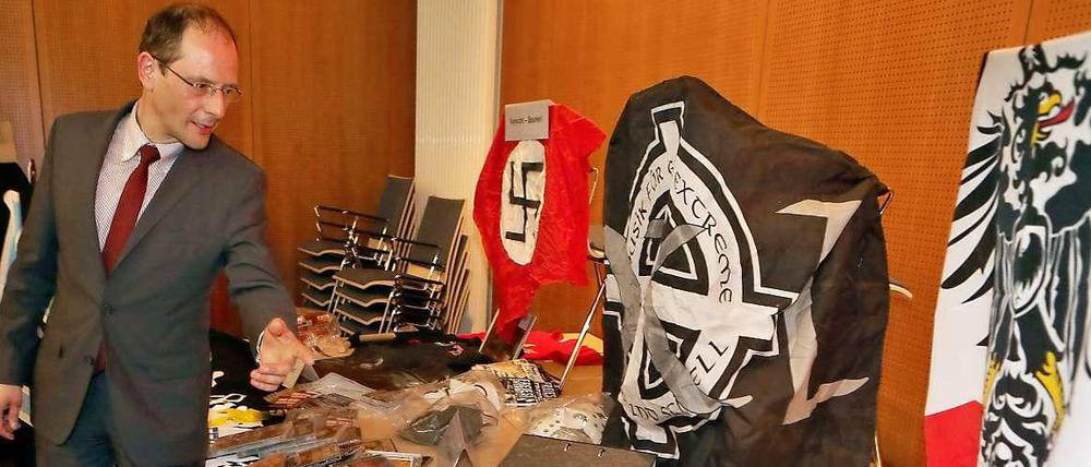 Waffen, Propagandamaterial, Nazi-Devotionalien: Sachsens Innenminister Ulbig (CDU) neben den beschlagnahmten Beweismitteln.