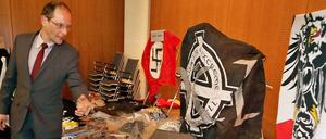 Waffen, Propagandamaterial, Nazi-Devotionalien: Sachsens Innenminister Ulbig (CDU) neben den beschlagnahmten Beweismitteln.