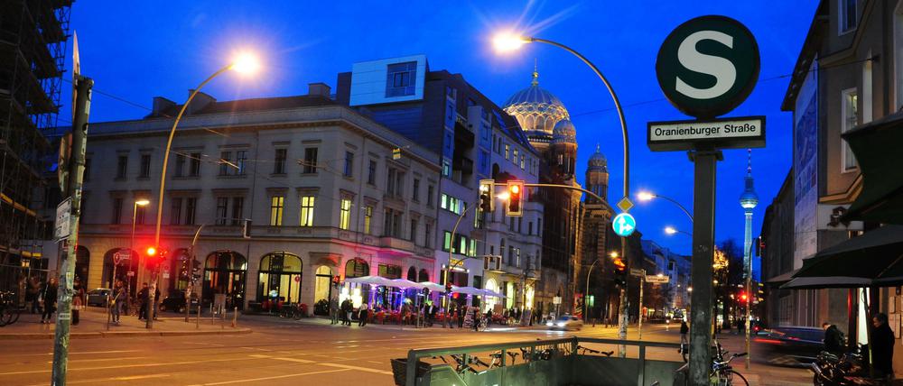 Rasender Stillstand: Die Oranienburger Straße mit dem Dach der Synagoge, vom S-Bahn-Ausgang gesehen.