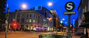 Rasender Stillstand: Die Oranienburger Straße mit dem Dach der Synagoge, vom S-Bahn-Ausgang gesehen.
