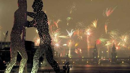 Bunter wird’s nicht. Zu Silvester wird nicht nur bei der großen Party am Brandenburger Tor ein Großfeuerwerk gezündet. Auch hunderttausende Berliner böllern und schicken ihre Raketen in die Luft, um das neue Jahr farbenfroh und laut zu begrüßen. Foto: AFP
