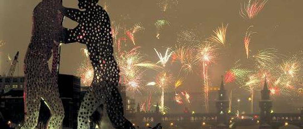Bunter wird’s nicht. Zu Silvester wird nicht nur bei der großen Party am Brandenburger Tor ein Großfeuerwerk gezündet. Auch hunderttausende Berliner böllern und schicken ihre Raketen in die Luft, um das neue Jahr farbenfroh und laut zu begrüßen. Foto: AFP