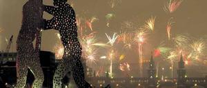 Bunter wird’s nicht. Zu Silvester wird nicht nur bei der großen Party am Brandenburger Tor ein Großfeuerwerk gezündet. Auch hunderttausende Berliner böllern und schicken ihre Raketen in die Luft, um das neue Jahr farbenfroh und laut zu begrüßen. Foto: AFP