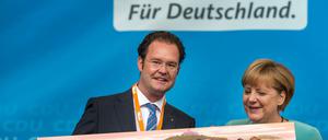 Der Thüringer CDU-Politiker Tankred Schipanski mit Kanzlerin Angela Merkel (CDU) auf einer Wahlkampfveranstaltung im August 2013.