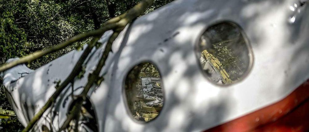Spurenlesen. Niederländische und malaysische Fachleute sind weiterhin dabei, nach den Ursachen für den Absturz der Passagiermaschine MH17 zu suchen. 