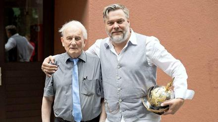 Die Besten der Besten. Dramatiker Rolf Hochhuth (links) und "Sommer 14"-Regisseur Torsten Münchow mit Weltkriegs-Pickel.