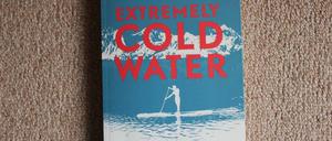 Am Ende tauscht der Protagonist sein Smartphone gegen ein altes Handy.