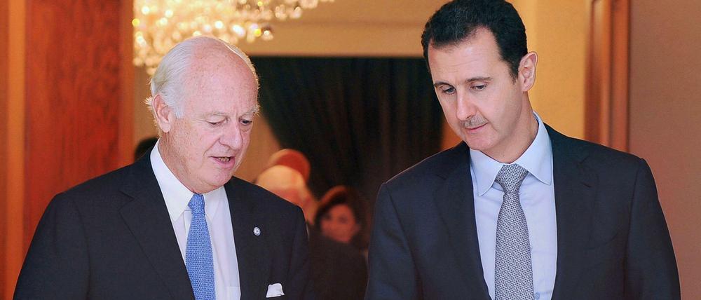 Man ist im Gespräch: Syriens Machthaber Assad (rechts) und der UN-Syrienbeauftragte Staffan de Mistura