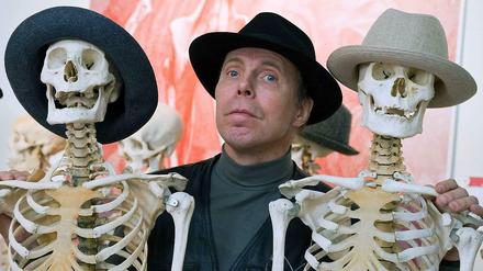 Gunther von Hagens und präparierte Skelette.