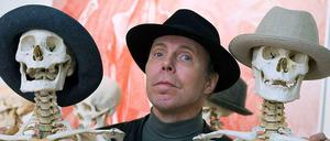 Gunther von Hagens und präparierte Skelette.