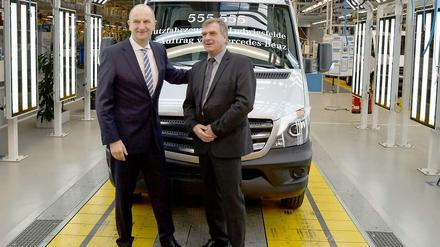 Herzlichen Glückwunsch! Brandenburgs Ministerpräsident Dietmar Woidke und Wirtschaftsminister Ralf Christoffers kamen im Februar zu Besuch, als der 555 555 Sprinter in Ludwigsfelde vom Band lief. 