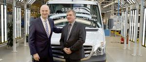 Herzlichen Glückwunsch! Brandenburgs Ministerpräsident Dietmar Woidke und Wirtschaftsminister Ralf Christoffers kamen im Februar zu Besuch, als der 555 555 Sprinter in Ludwigsfelde vom Band lief. 