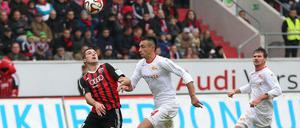 Packendes Duell: Unions Puncec (r.) im Zweikampf mit Ingolstadts Leckie.