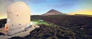 Das Bild zeigt ein Observatorium auf Teneriffa, von dem aus ein Lichtstrahl gesendet wird.