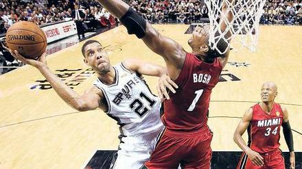 Der stille Meister. Tim Duncan (links) ist einer der Stars der San Antonio Spurs, die am Mittwoch in Berlin ein Testspiel gegen Alba Berlin bestreiten.