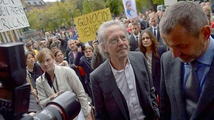 Peter Handke in Oslo vor der Verleihung des Ibsen-Preis - um ihn herum Protestierende, die nicht einverstanden damit sind, ihm den Ibsen-Preis zu verleihen.