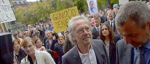 Peter Handke in Oslo vor der Verleihung des Ibsen-Preis - um ihn herum Protestierende, die nicht einverstanden damit sind, ihm den Ibsen-Preis zu verleihen.