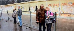 Gudrun und Michel Boisseau vor der Berliner Mauer. 1989 lebte das Paar in Paris; mit dem Mauerfall konnte Gudrun ihre Familie aus der DDR endlich öfter sehen.