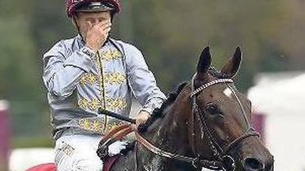 Augen zu und froh. Jockey Jarnet rührt der Sieg auf der Stute Treve in Paris. 