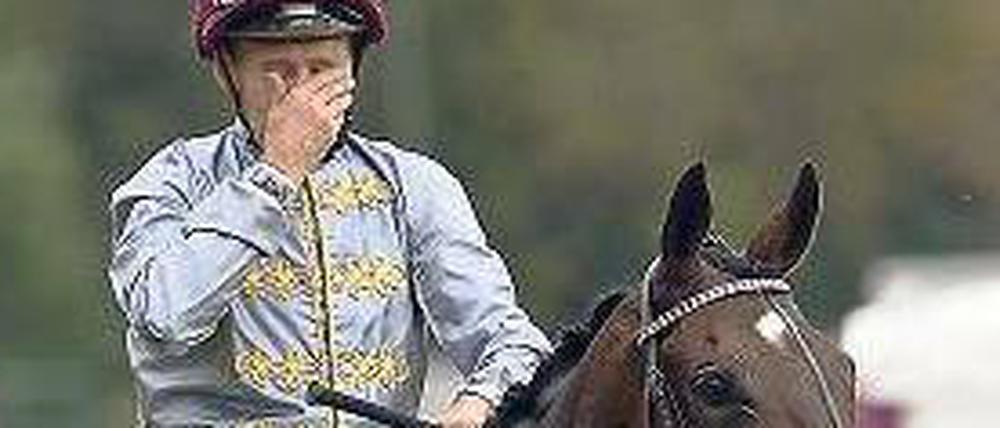 Augen zu und froh. Jockey Jarnet rührt der Sieg auf der Stute Treve in Paris. 