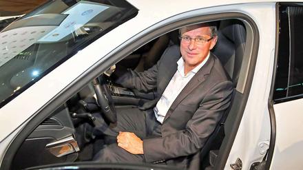 Wir fahren schon mal vor. Sportdirektor Rangnick im Sponsoren-Flitzer.