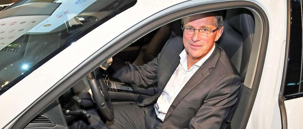 Wir fahren schon mal vor. Sportdirektor Rangnick im Sponsoren-Flitzer.