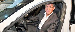 Wir fahren schon mal vor. Sportdirektor Rangnick im Sponsoren-Flitzer.