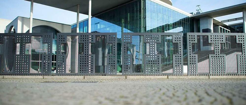 Leer zeigen sich die Halterungen für die Gedenkkreuze der Mauertoten neben dem Reichstagsgebäude an der Spree in Berlin.