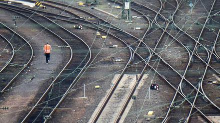 Leere Gleise der Deutschen Bahn. Die Gewerkschaft Deutscher Lokomotivführer (GDL) hat den längsten Streik in der Geschichte der Deutschen Bahn begonnen. Der Ausstand soll am Montag in den Morgenstunden enden.