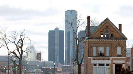 Wenig glanzvoll. In Detroit stehen tausende Häuser leer, tausende verfallen. Im Hintergrund ragt die GM-Zentrale in den Himmel. 