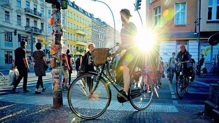 Radwanderung, Gratwanderung. Die meisten Radwege sind zu schmal zum Überholen – oder die Radler weichen gleich auf den Gehweg aus. Entsprechend häufig sind Konflikte zwischen den unterschiedlich schnellen Verkehrsteilnehmern. 