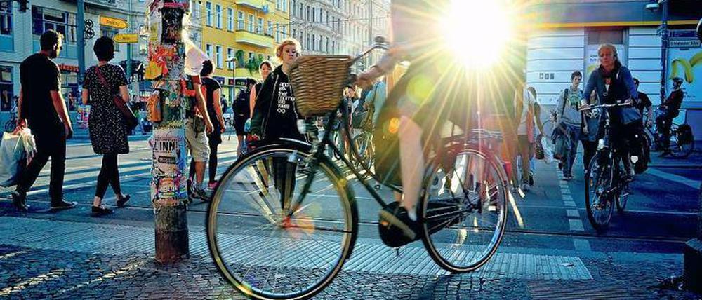Radwanderung, Gratwanderung. Die meisten Radwege sind zu schmal zum Überholen – oder die Radler weichen gleich auf den Gehweg aus. Entsprechend häufig sind Konflikte zwischen den unterschiedlich schnellen Verkehrsteilnehmern.