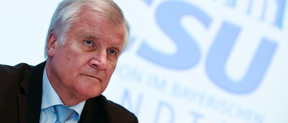 Er fürchtet den Zorn des Wahlvolks und will neue Stromtrassen aus dem Norden nach Bayern verhindern: Horst Seehofer könnte die Energiewende torpedieren.