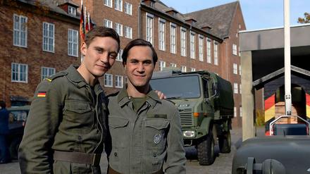 Die Schauspieler Jonas Nay und Ludwig Trepte am Set der RTL-Serie "Deutschland".