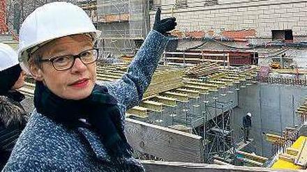 Regula Lüscher vor der Staatsopernbaustelle.
