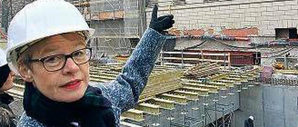 Regula Lüscher vor der Staatsopernbaustelle.