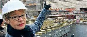 Regula Lüscher vor der Staatsopernbaustelle.